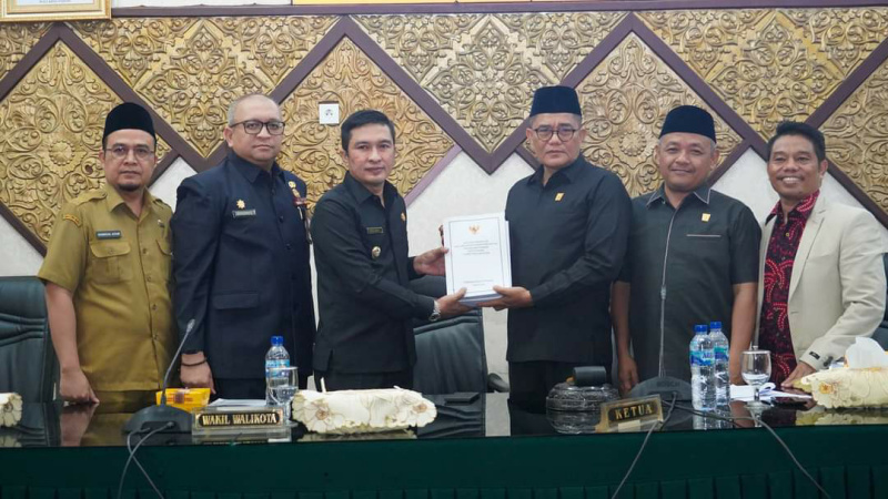 SERAHKAN - Wakil Walikota Padang Ekos Albas serahkan nota pengantar perubahan Ranperda APBDP 2023 kepada Ketua DPRD Padang Syafrial Kani.